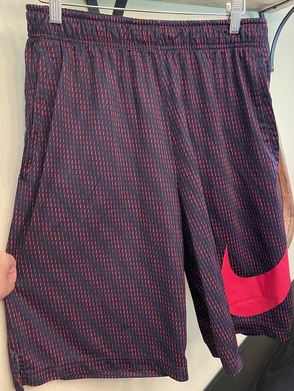 Nike Dri Fit Sz L Navy  Basketball Shorts W/Repeating Patterned Red Lines Pocket